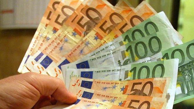 Intascava mazzette dalle aziende: maxi condanna per il funzionario