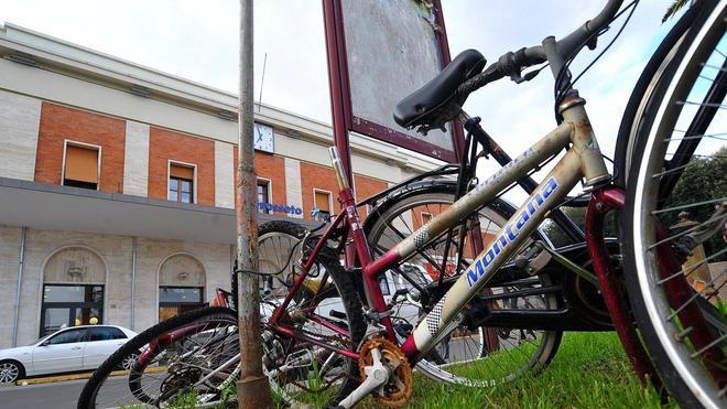 Bici abbandonate, firmata ordinanza antidegrado
