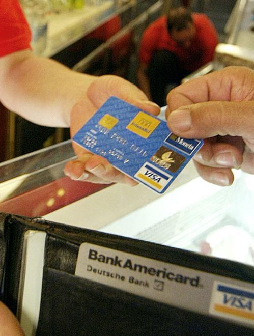 Tremila euro di acquisti con la carta rubata 