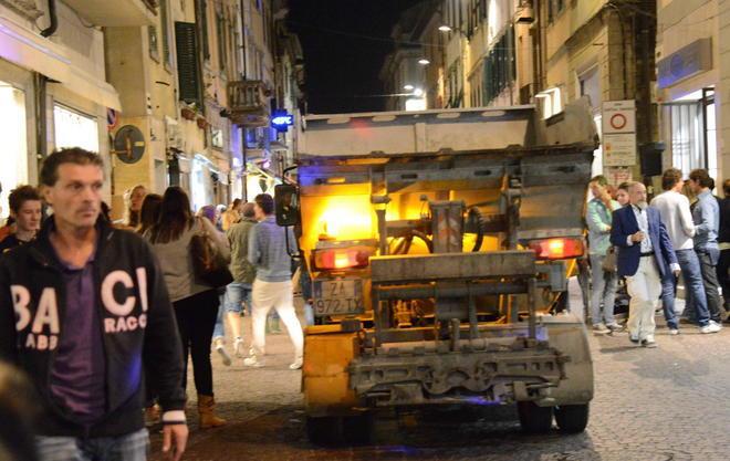 Il porta a porta durante la festa 