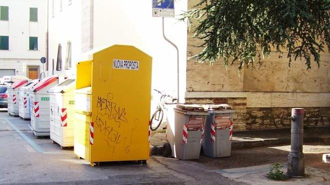 «Assurdo i cassonetti messi lì»