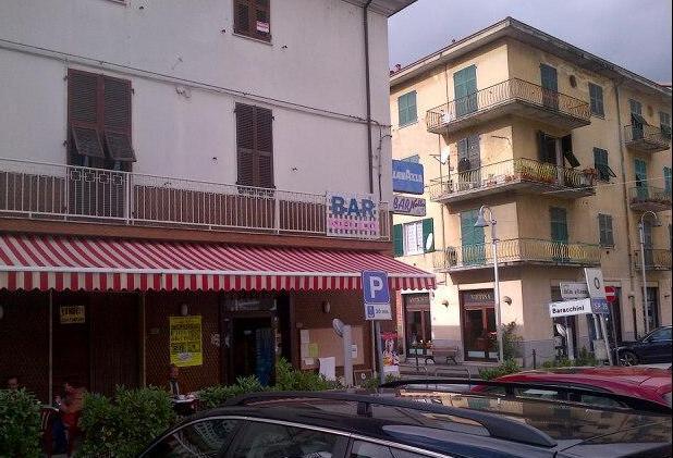 Auto finisce la corsa all’ingresso del bar