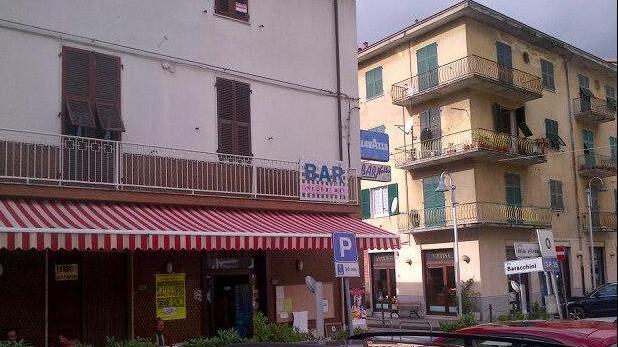 Auto finisce la corsa all’ingresso del bar