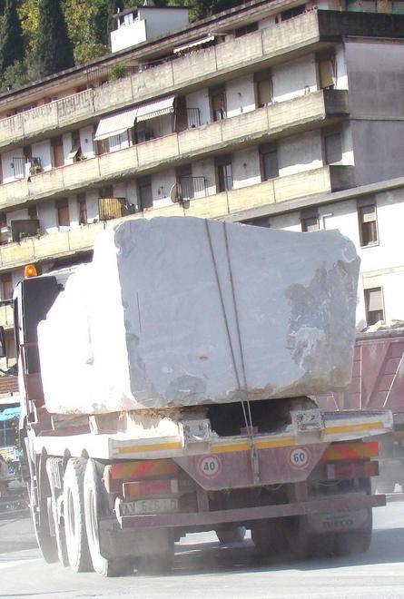 Prezzi ribassati in fattura e denaro girato in conti esteri