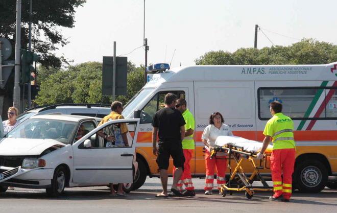 Brusca frenata, tre feriti sul bus 