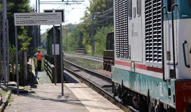 Colpito dal treno in corsa 50enne salvo per miracolo 