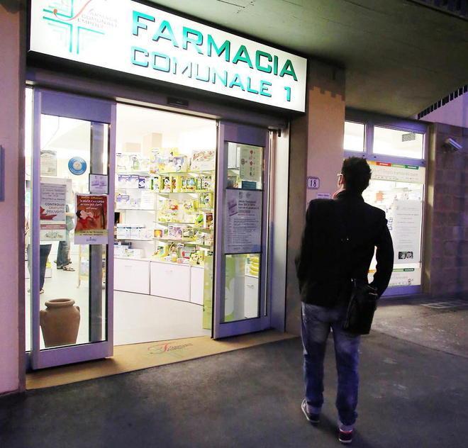 Minaccia tre donne con la pistola e si fa consegnare soldi e gioielli 