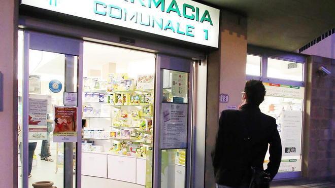 Minaccia tre donne con la pistola e si fa consegnare soldi e gioielli