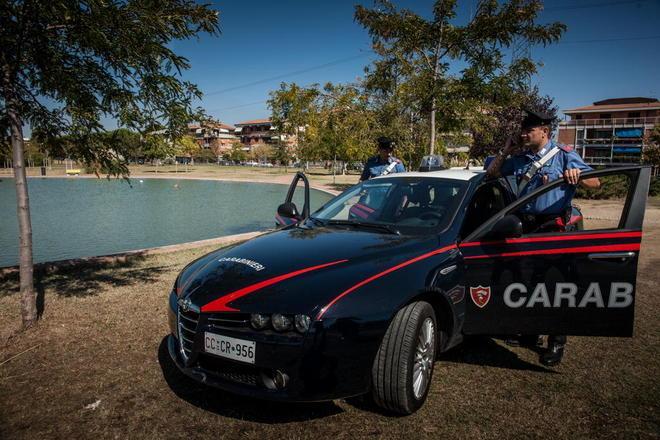 Bimba finisce nel laghetto, la salvano i carabinieri 