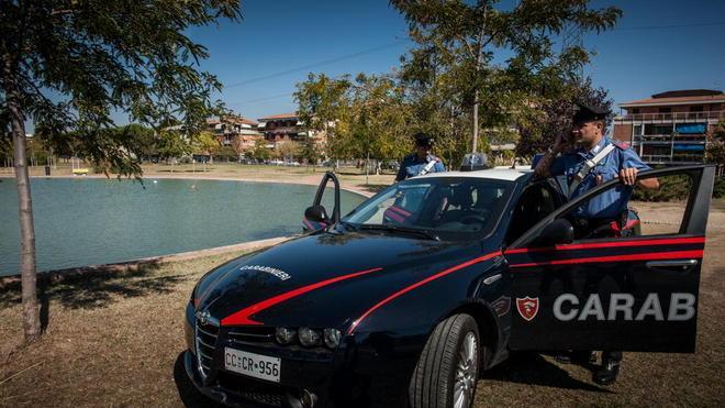 Bimba finisce nel laghetto, la salvano i carabinieri