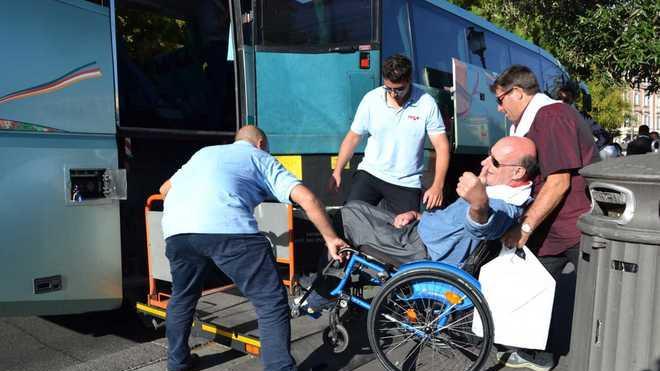 Prato, «Cara Cap, compra un pullman per disabili»