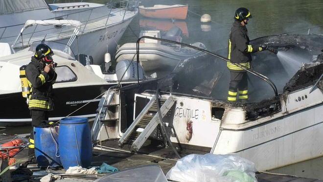 Rogo distrugge una barca di nove metri in Arno, salva una donna