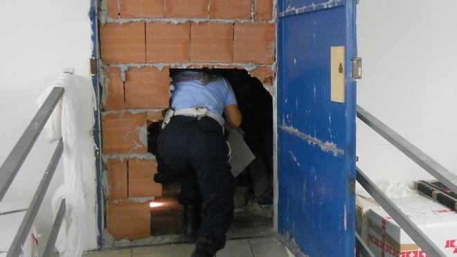 Prato, controlli in una confezione: i cinesi cercano di scappare da un buco nel muro
