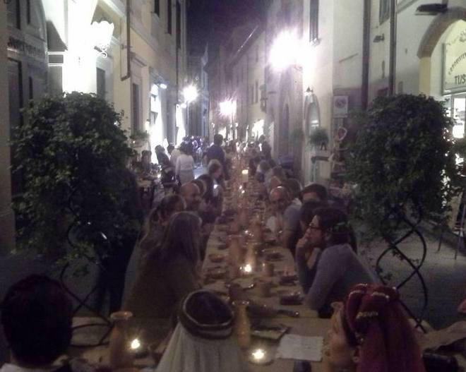 Prato, cena medievale in via Pugliesi organizzata dai commercianti 
