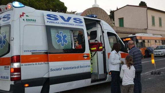 Fa un’impennata e sbatte contro scooter: feriti babbo e figlia di 6 anni