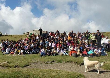 I ragazzi delle medie fanno trekking e raccolgono i rifiuti
