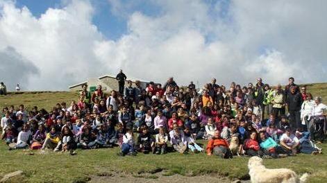 I ragazzi delle medie fanno trekking e raccolgono i rifiuti