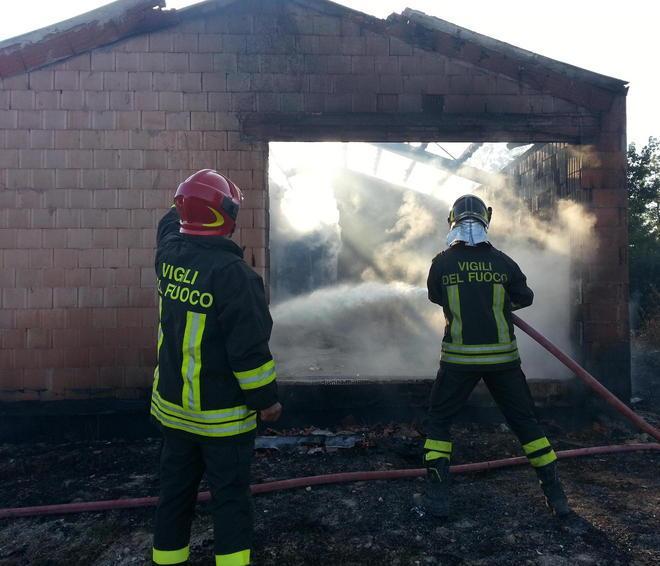 Va a fuoco il tetto di una palazzina, distrutta 