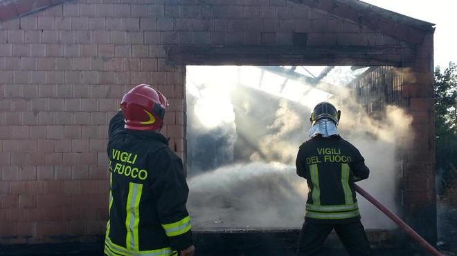 Va a fuoco il tetto di una palazzina, distrutta