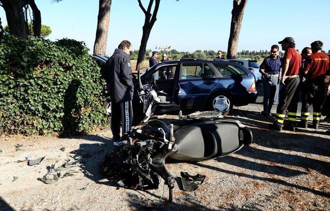 Muore dopo lo schianto con lo scooter 