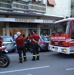 Cade un cornicione: paura nella via dello shopping