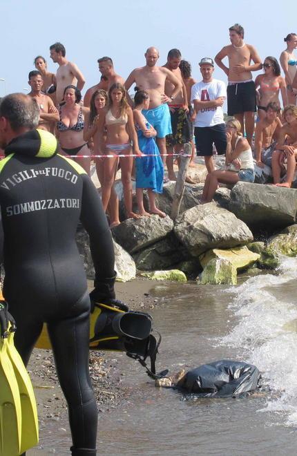 Il mare dei Tre Ponti restituisce altre ossa: trovate dai bagnanti 