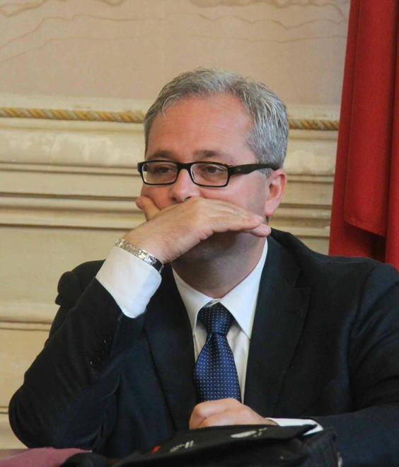 Passa la mozione contro la rotatoria 