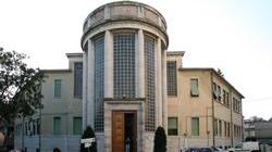 Travolta mentre attraversa, grave anziana