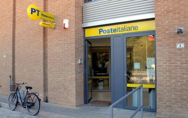 Si finge più vecchio di vent’anni per incassare un assegno rubato