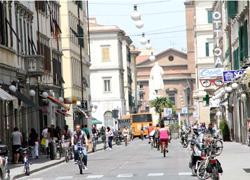 Tenta di rubare in un furgone, cittadino lo mette in fuga 