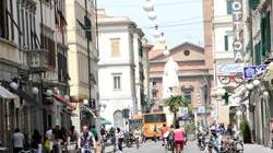 Tenta di rubare in un furgone, cittadino lo mette in fuga