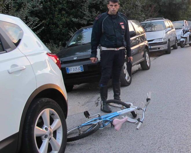 In bici contro un’auto, feriti due ragazzi 