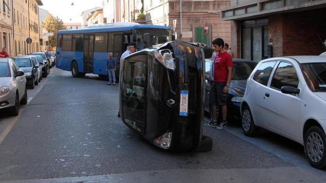 Auto si ribalta in via Giordano Bruno