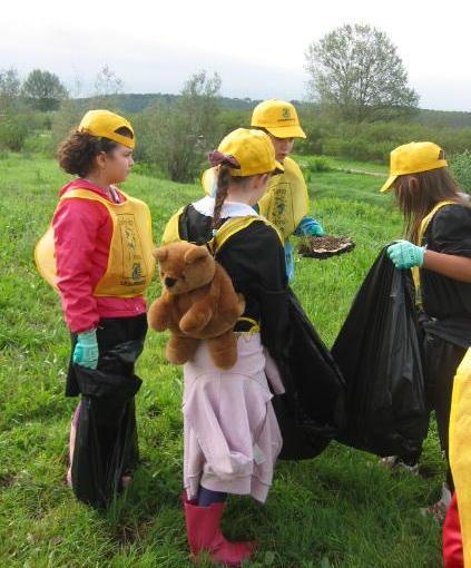 Piccoli spazzini per sistemare le aree verdi