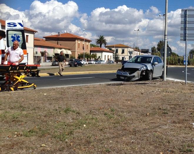 Scontro in auto scooterista ferito