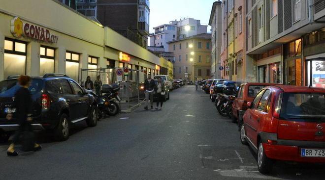 Molesta una ragazza e rischia il linciaggio lo salvano i carabinieri