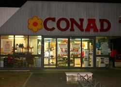 Banditi armati rapinano il Conad «Aprite le casse e fuori i soldi» 