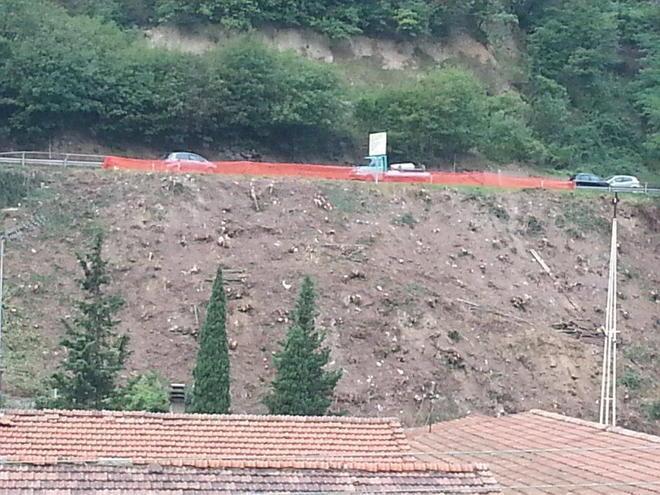 Prato, lavori sulla 325: solo una rete protegge le auto dal burrone 