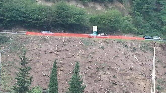 Prato, lavori sulla 325: solo una rete protegge le auto dal burrone