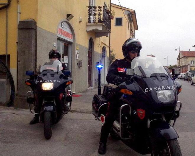Armati di pistola rapinano un fotografo 