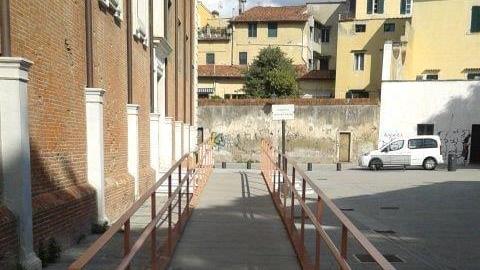 Chiesa di Santo Stefano, ora c’è la rampa d’accesso per disabili