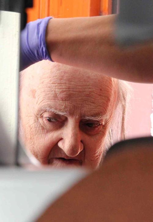 Omicidio di via Guasti, il marito si avvale della facoltà di non rispondere 