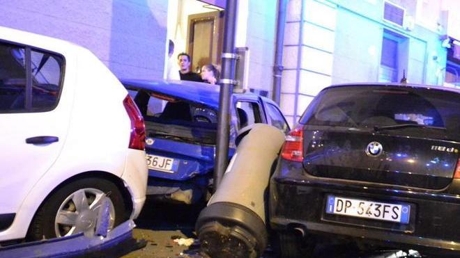 Perde il controllo della Bmw e va a schiantarsi contro due macchine parcheggiate