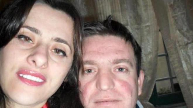 «Non l’ho spinta giù» Si difende il marito della donna aggredita
