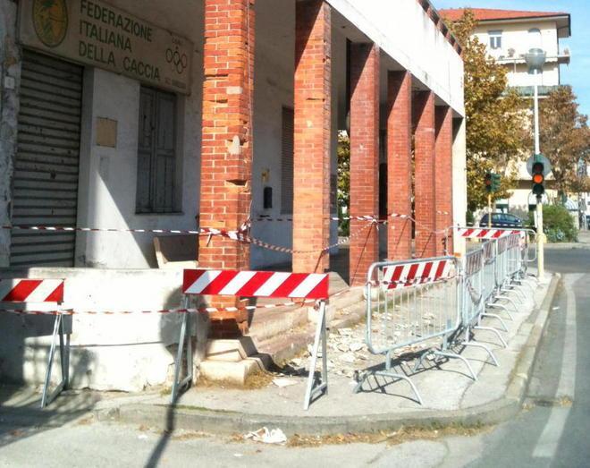 Ancora non rimossi i calcinacci in via Pilo