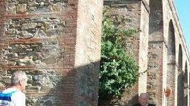 Una pista ciclabile per raggiungere gli archi del Nottolini