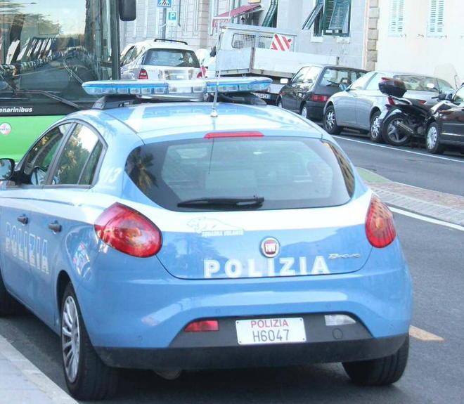 Poliziotto rapinato, due denunce 