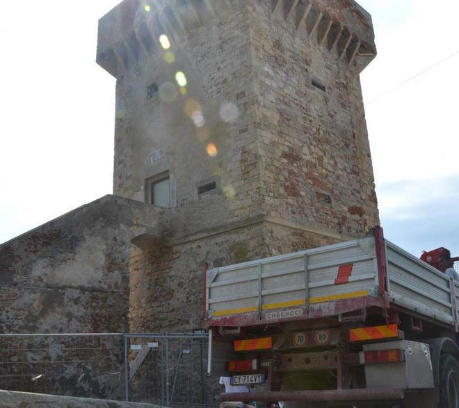 La torre è ingabbiata aspettando il restauro