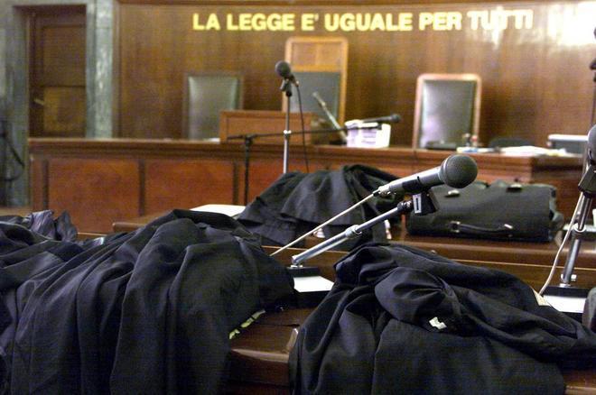 Falsifica la sentenza, avvocata a processo 