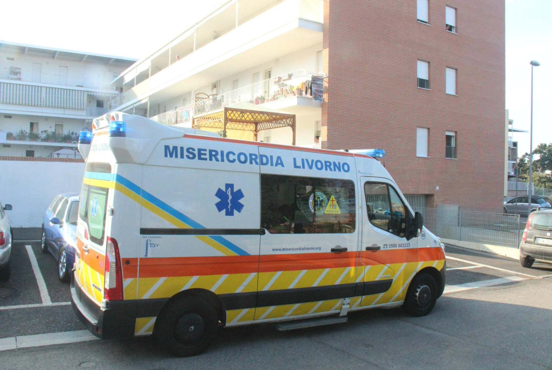 Cade dal terrazzo a 19 anni tentando di uscire di casa 